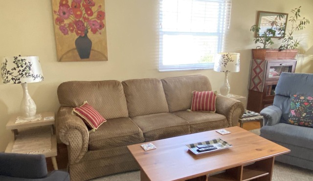 Safe Huntington Suburb - Barboursville 3 BR & King Bed