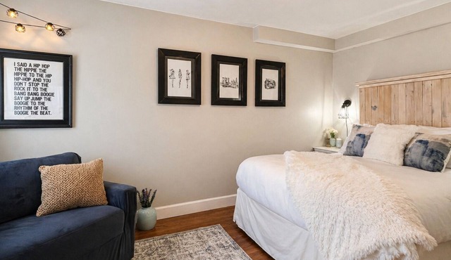 Safe Neigborhood-walk to Train-McLean Ave, 30mins to NYC~Easy Parking~Free Wifi