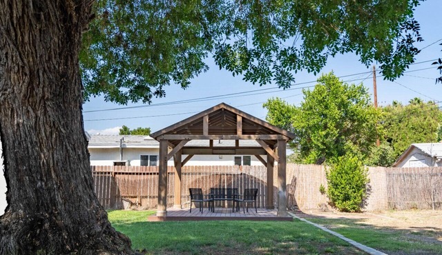 Safe Neighborhood! 2 king beds, huge backyard!