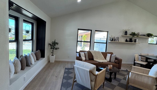 Safe neighborhood Charming 3-bedroom house with AC, WiFi in Thousand Oaks