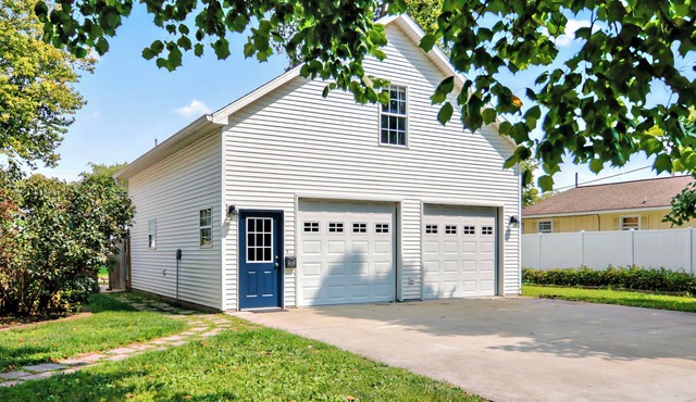 Safe, No Cleaning Fee, Fully Furnished Detached Garage Guesthouse
