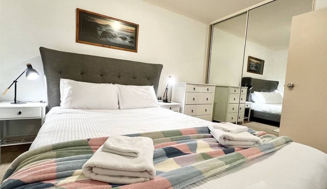 Safe & secure 2 bedroom apartment on Melbourne St, North Adelaide. Near CBD and Hospital. Free Park.