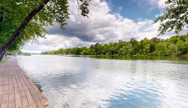 Safe secure pet friendly Lake Condo!