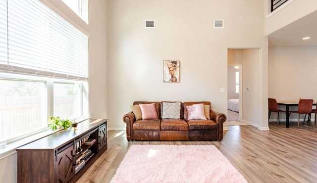 Safe Serene Eco-Friendly 3-Bed Sanctuary with Tranquil Nature Trails Backyard