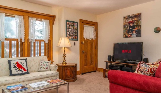 ☀️ Safe Sunny Spotless ☀️ Walk Score 72 ☀️ Crib