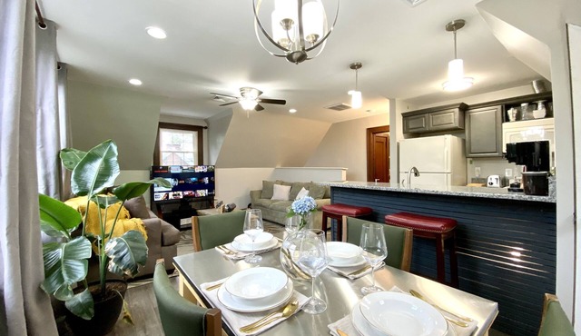 Safe & Trendy Historic Midtown 3rd Floor Riverview Apartment