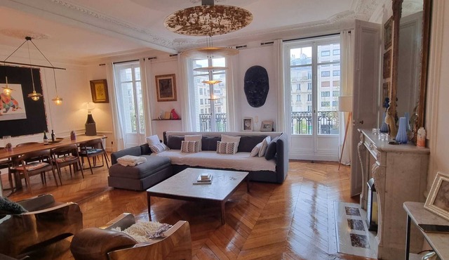 Safest Area in Paris ❤ Elegant Haussmannien close to Le Marais, Metro Line 1