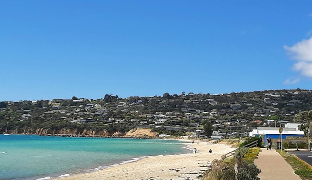 Safety Beach Home - Walking distance to the beach and close to all amenities