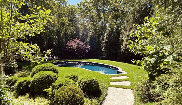 Sag Harbor Sleeps 12 …5 min drive to town.