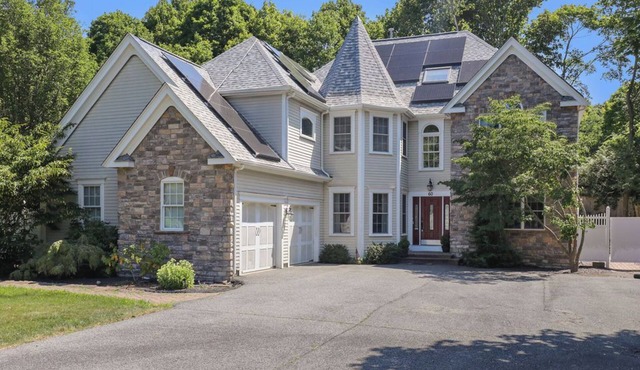 Sagamore Manor ~ Pool ~ Hot Tub ~ 5 Minutes to Beach!