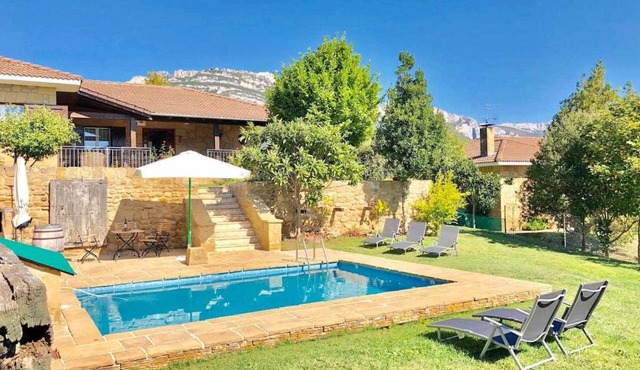 Sagasti-Enea Villa con Piscina y Tenis en la Rioja