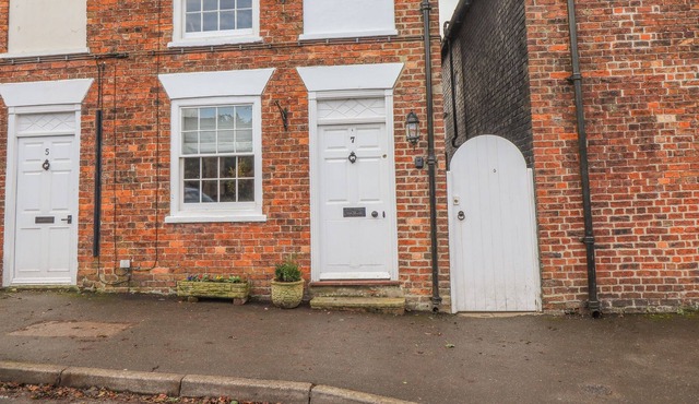 SAGE COTTAGE, family friendly, character holiday cottage in Caistor