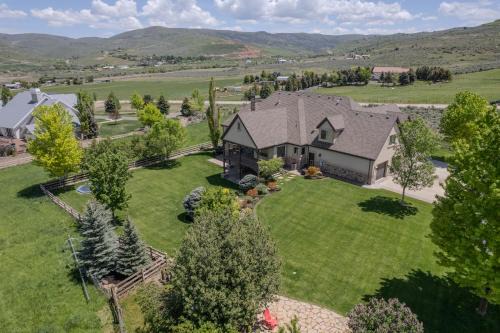 Sage haven lux lodge sleeps 24 firepit 7br5.5ba