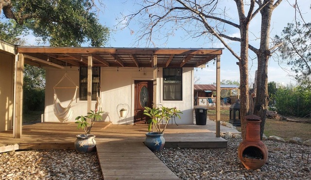 SAGEBRUSH GUESTHOUSE: pool/gym, Garner State Park, Frio, Nueces River, hunting