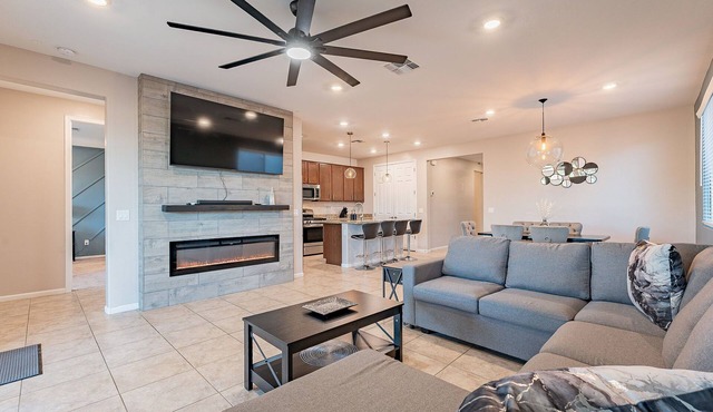 Saguaro Heaven, Charming 4-bedroom + sleeping sofa, WiFi,AC in Sahuarita AZ