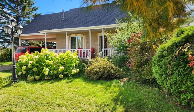 Saguenay-Lac-Saint-Jean Getaway 3-Bedroom Holiday Cottage with Garden View