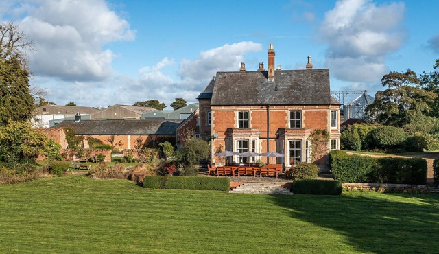 Saham Grove Hall - Large Manor House - Sleeps 22