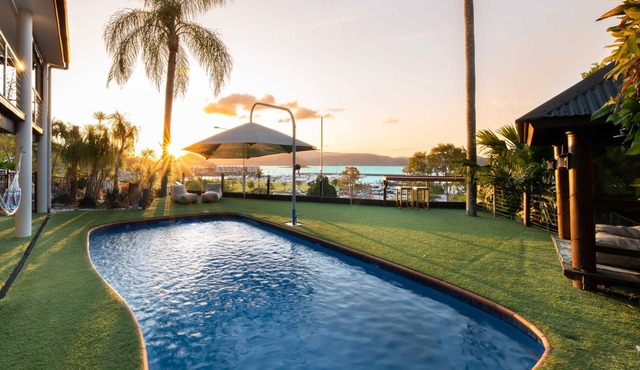 'Sail Away' Airlie Beach house with Marina Views (Pet Friendly on application)
