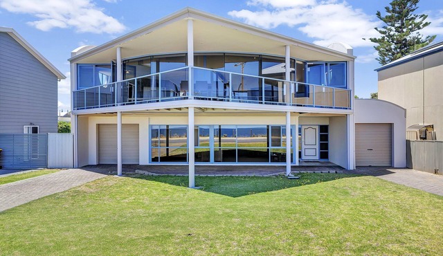 Sail Away ~ Aldinga Beach - Large and Luxurious Esplanade Home with Panoramic Sea Views
