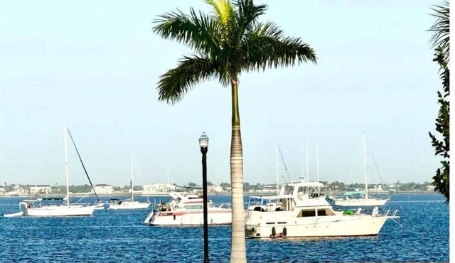 “Sailboats & Sunsets” Unforgettable Harbor Views - Heart of Historic Downtown