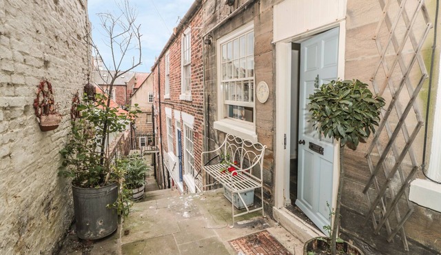 SAILING BY, pet friendly, character holiday cottage in Whitby
