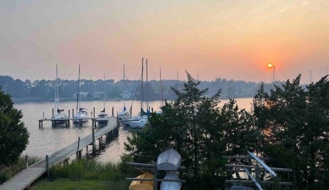 Sailor’s Choice @ Blackwell Point Marina. Pet friendly & boat slips available!