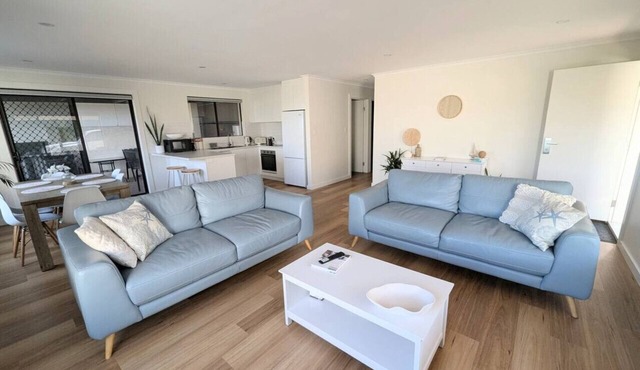 Sails - Heart of town, walk to beach & coffee