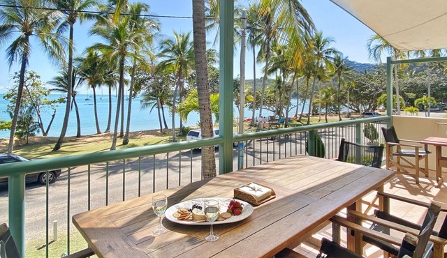 Sails on Horseshoe Apartment 4 - Beachfront Apartment by the Bay