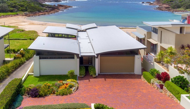 Sails on the Beachfront is the ultimate contemporary, luxurious.