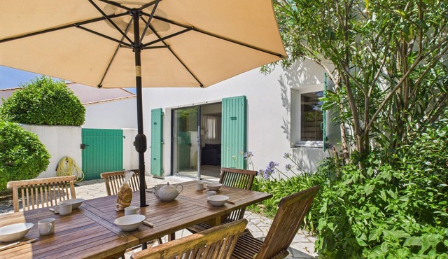 Saint-Clément, 400 m from the beach, Village heart