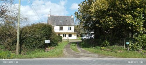 Saint Brieuc sortie ville Logement dans maison année 1970 disposant de 5 chambres 6 personnes adultes ou enfants
