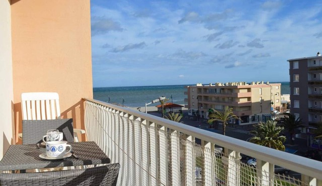 Saint-Cyprien: 2-room apartment, sleeps 5, balcony, parking, near beach