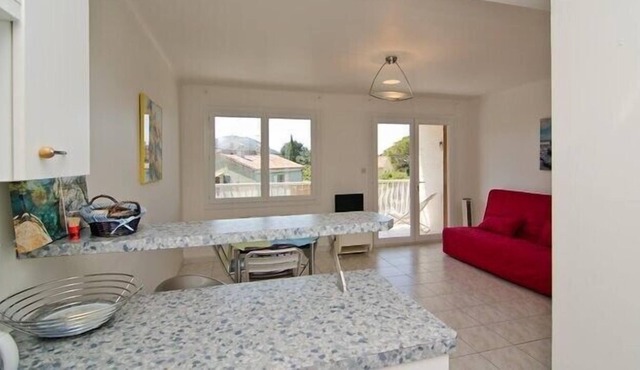 Saint Cyr sur mer, beautiful T2 in quiet 200 meters from the beach, private parking.