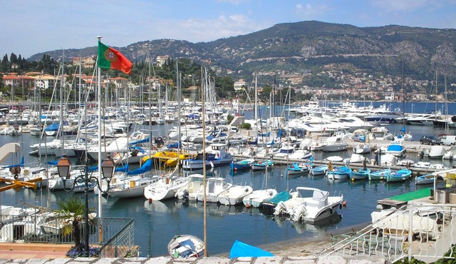 Saint Jean cap Ferrat: Between the port and the beach