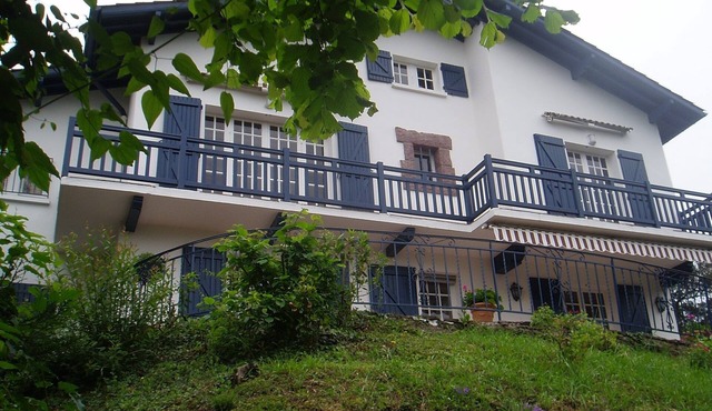 Saint-Jean-de-Luz heights: calm, natural location overlooking of the Pyrenees