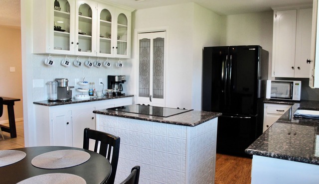 Saint Jo Retreat with Pool, Hot Tub, & Scenic Views - Near Winery