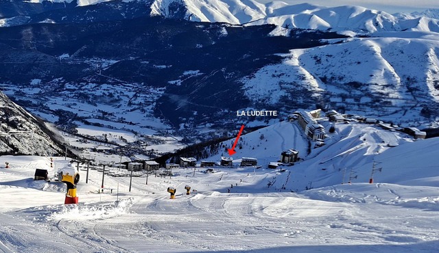Saint Lary Soulan-Pla D'adet. Renovated 8-bed apartment 30m from slopes.