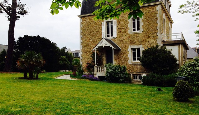 Saint Lunaire. Large family home 5 minutes' walk from the beach.