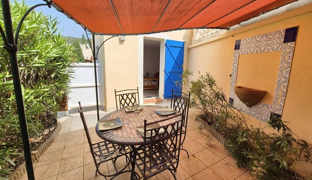 Saint-Mandrier village apartment with beautiful terrace, all on foot