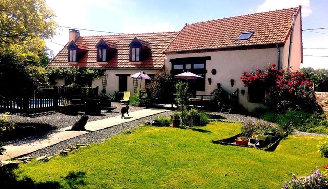 Saint-Saturnin 3-Bed Home Sleeps 10 Pool Garden