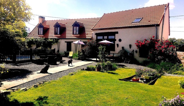 Saint-Saturnin 3-Bed Home, Sleeps 10, Pool, Garden