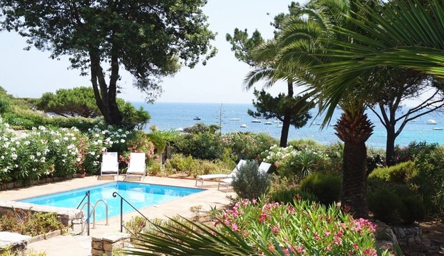 Saint-Tropez, Ocean Front villa with direct access to the beach