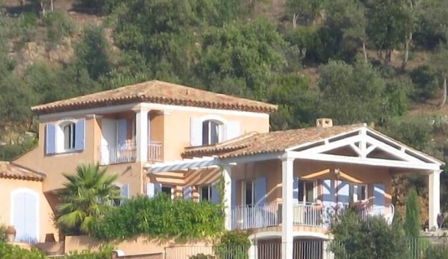 Sainte Maxime: In a residential area of Ste Maxime, overhanging the Golf course, large view on Ste Maxime and the golf of St Tropez, recent villas for 8 to 10 persons in a quiet and pleasant environement . Easy access to the beaches and Shopping center.
