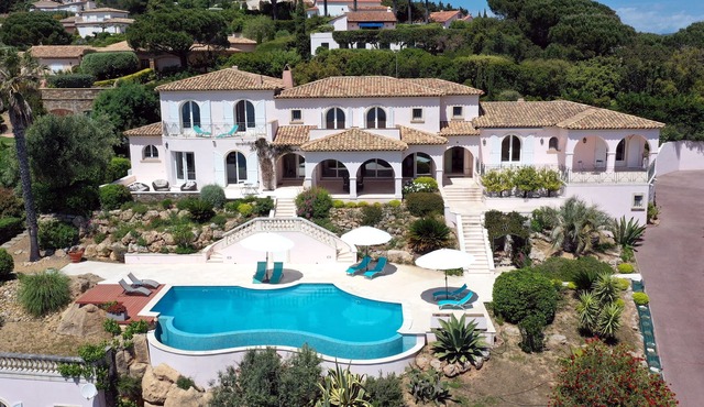 Sainte Maxime: LUXURY VILLA AT THE FRONT OF THE SEA FACING ST TROPEZ