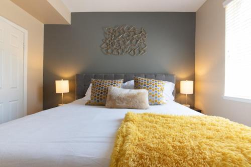 Saints 2BDRM King Suite Deluxe Living Cali