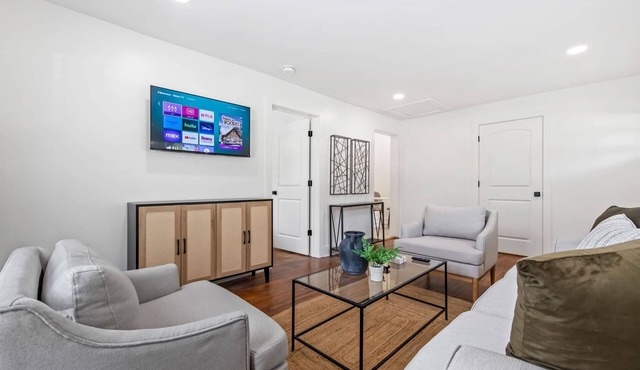 Saints St Cottage - Fully Renovated - Near Cajundome/Cajun Field