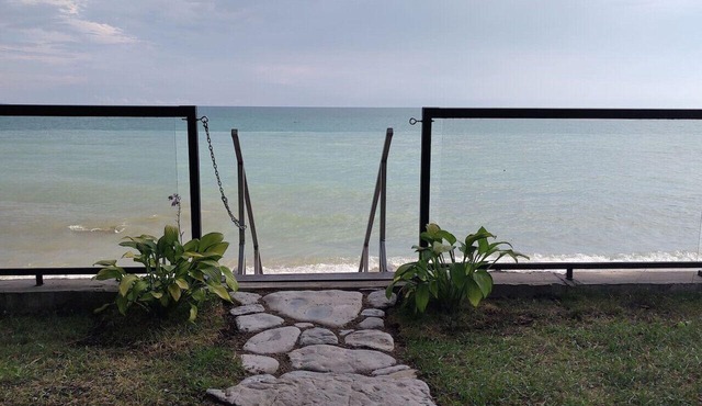 Sakura Cottage - Serenity on PEC Waterfront