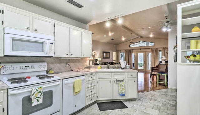 Salado Retreat w/Grill & Golf Course Views!