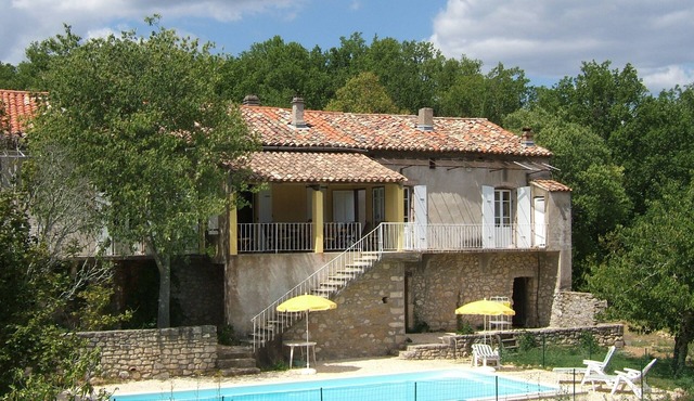 Salavas Vallon Pont D Arc: Wild, quiet nature and tranquility, swimming pool, chimney.