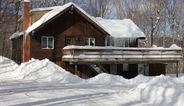 SALE 1/3 off. KILLINGTON 5 bedroom LOG cabin FEW MINUTES to Killington Rd SKIING